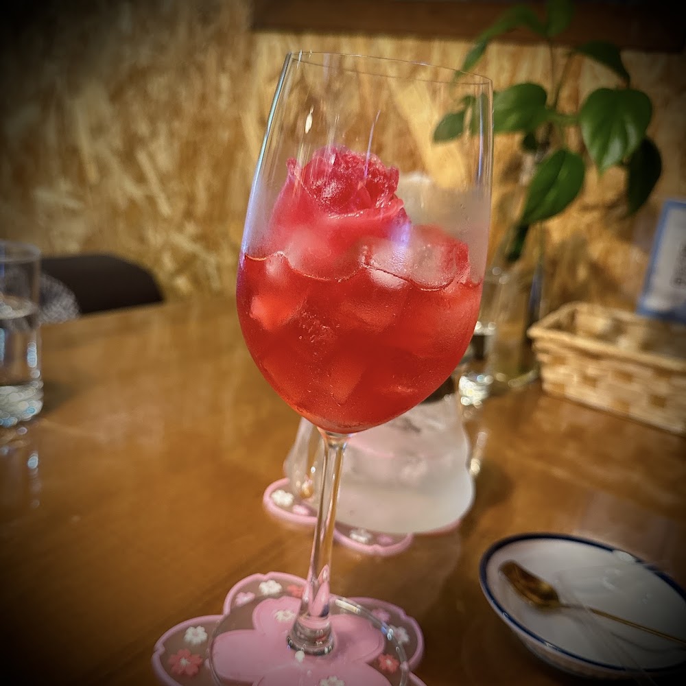 紅色飲品與玫瑰冰塊
