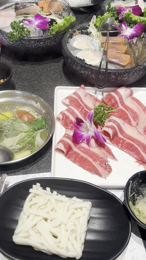 火鍋料理有牛肉片烏龍麵生魚片干貝和蝦類
