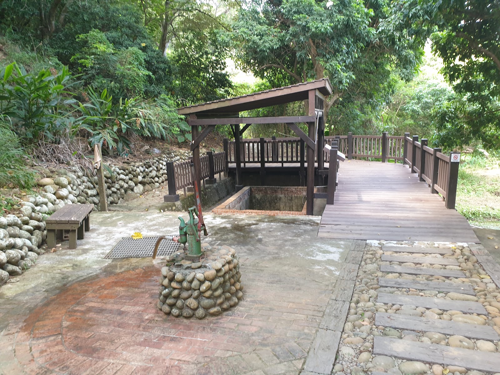 瑞井一號古井木造觀景平台與紅磚古井全景