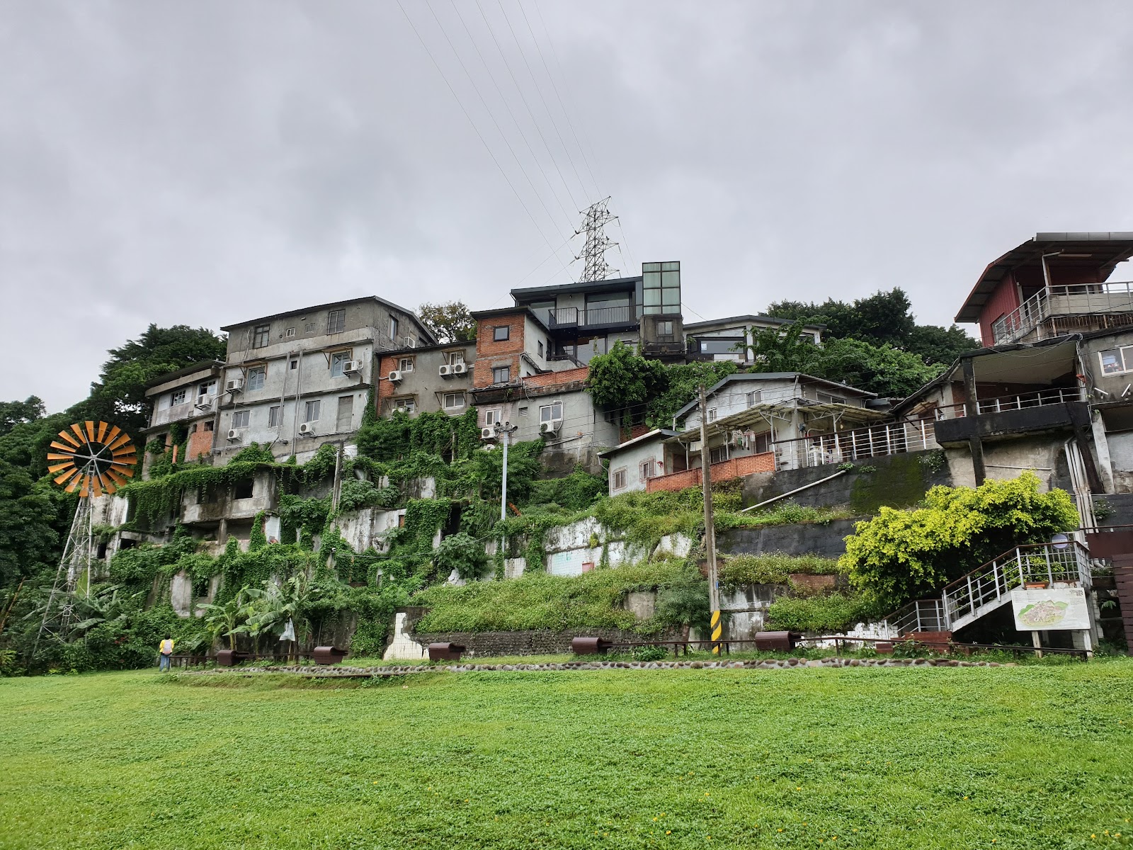 寶藏巖國際藝術村聚落全景,依山而建的老房子與藝術裝置