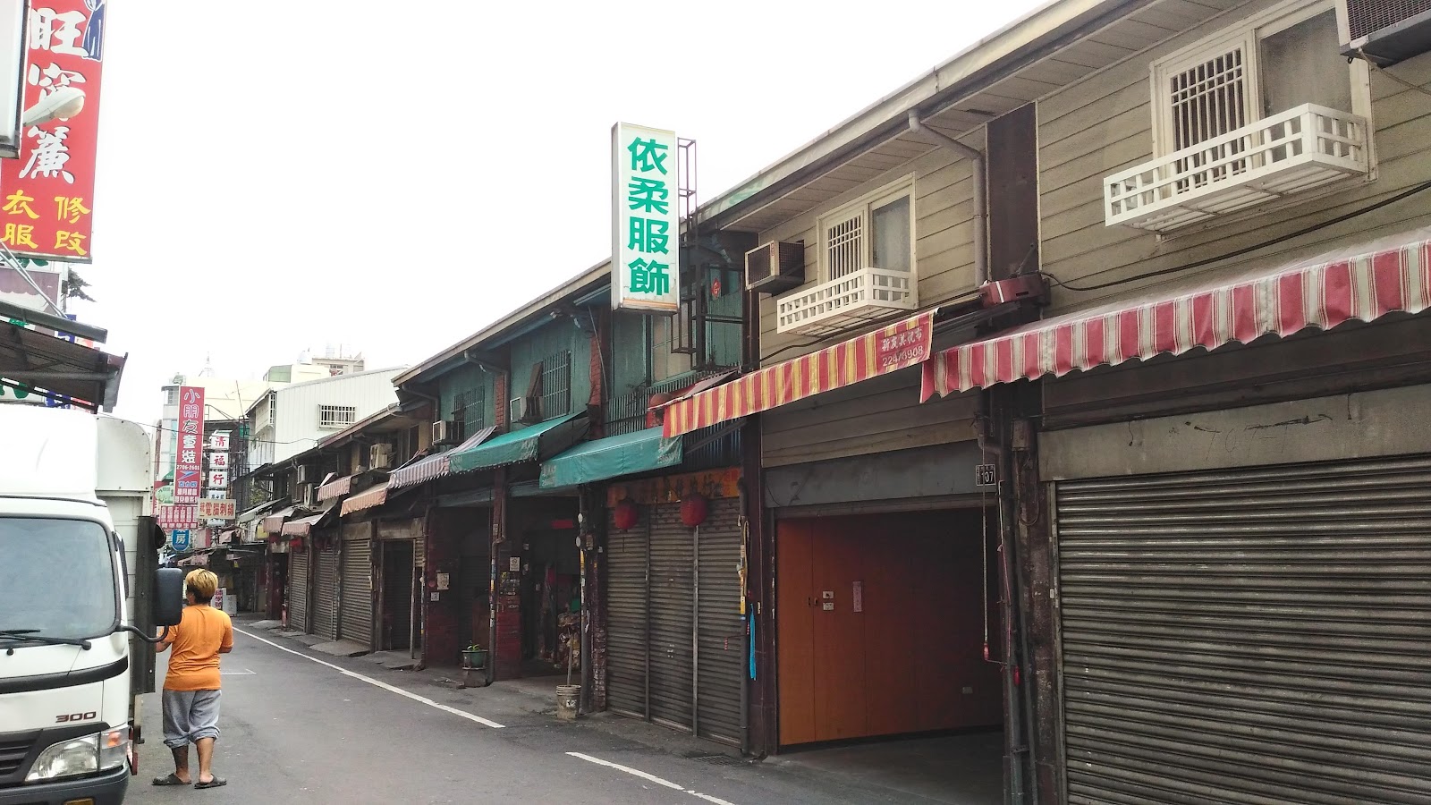 南屯老街街道景觀，傳統店鋪排列兩側保留在地生活氣息