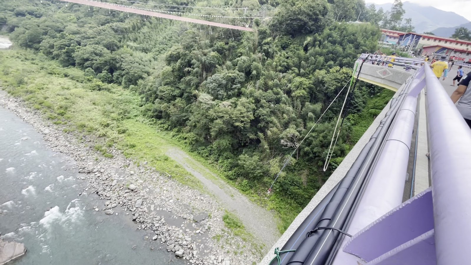 從跳台俯瞰溪谷礫石灘視野驚險刺激