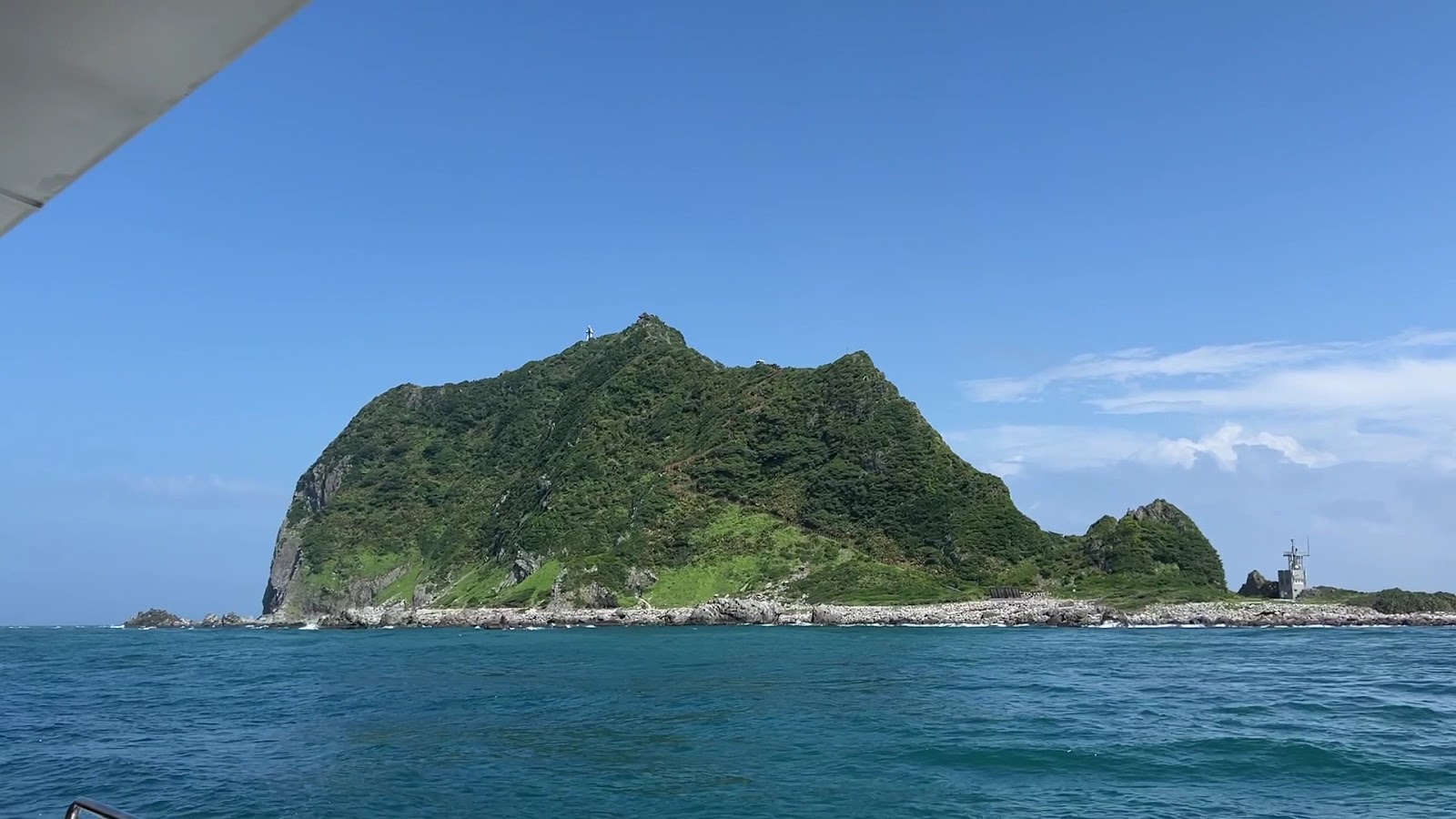 船上眺望基隆嶼,島嶼輪廓與蔚藍海水