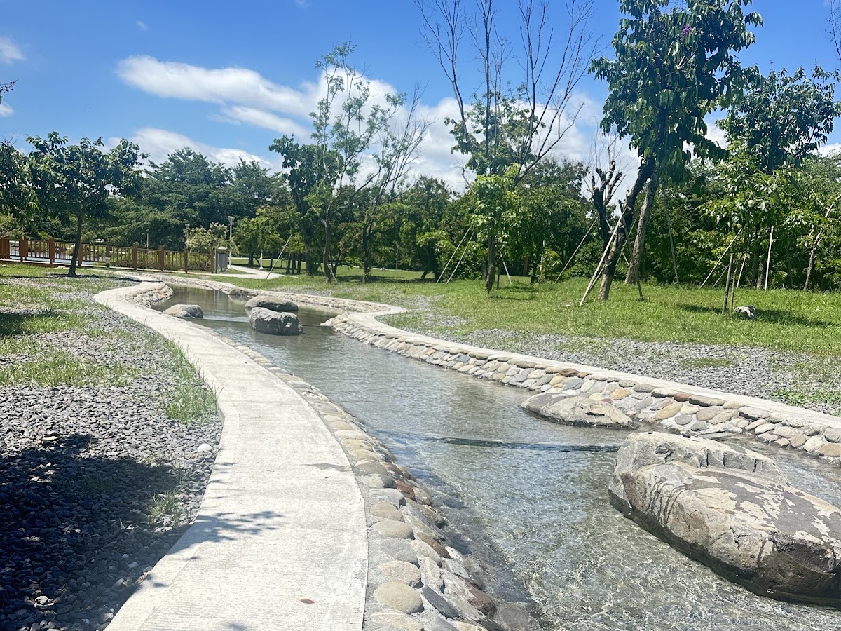 新埤鄉貓頭鷹共融公園石砌步道與小溪