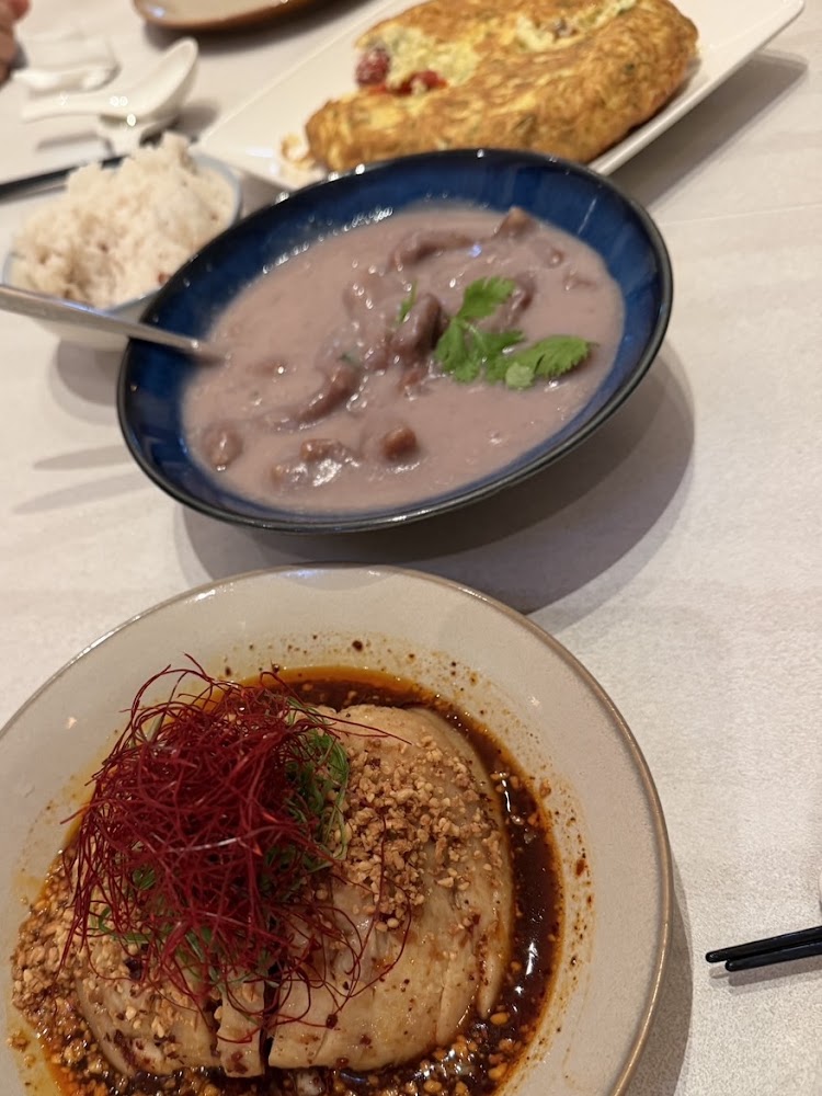 口水雞冷盤、紫色芋頭湯品、炒蛋與白飯的豐盛餐桌