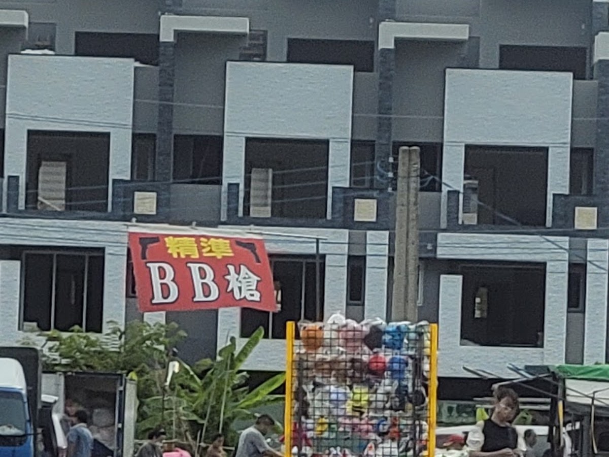 旗山夜市傳統打氣球套圈圈遊戲攤位，五顏六色氣球掛滿攤位前方