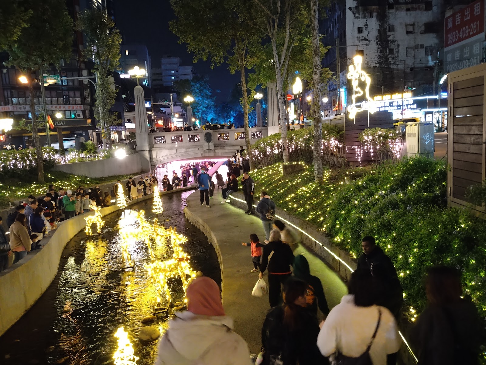 新盛綠川水岸廊道夜間人潮,金色LED裝置藝術點亮水面,台中最美夜景打卡