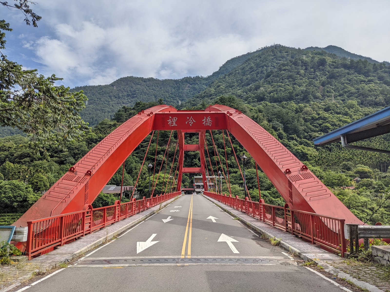 裡冷吊橋紅色拱形橋身正面景觀