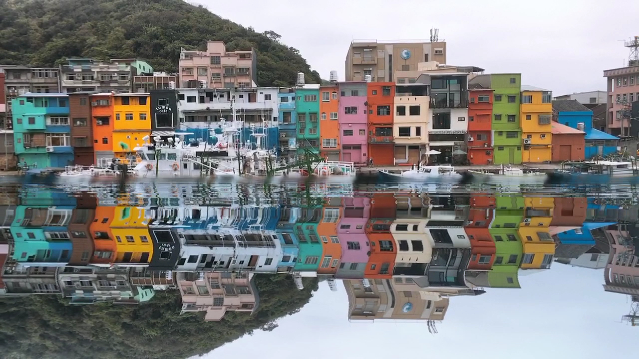 正濱漁港彩色街屋與山景