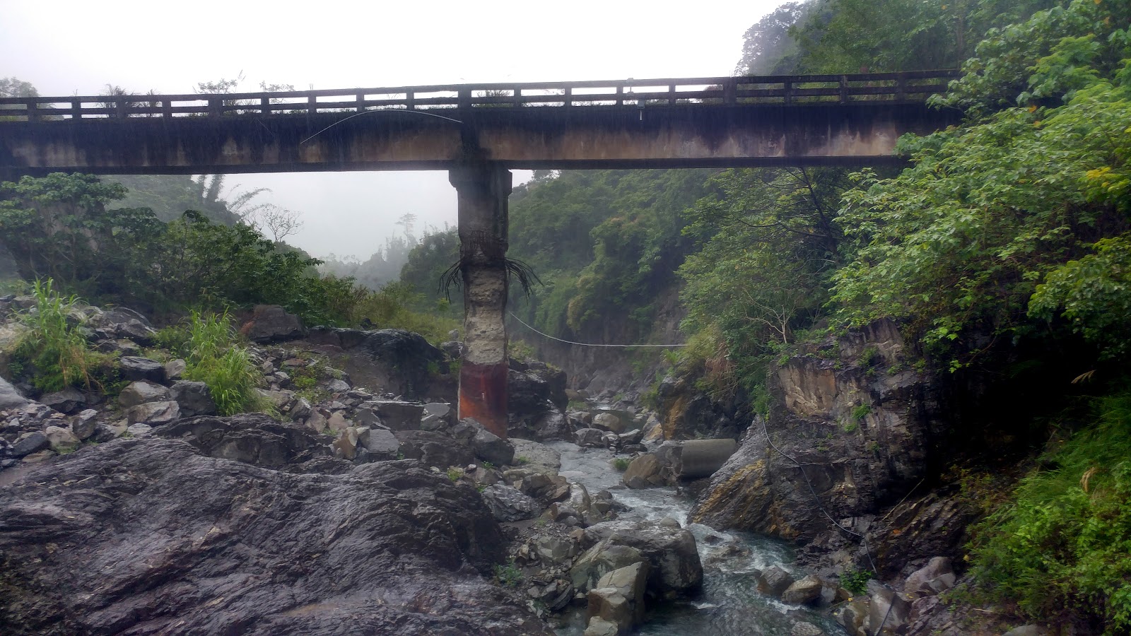 通往十坑溫泉途中的斷橋遺跡,橫跨深邃峽谷,橋墩斑駁