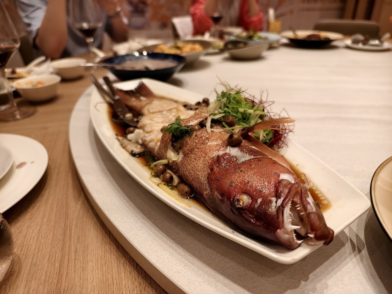 中式清蒸全魚搭配鮮菇與蔥絲