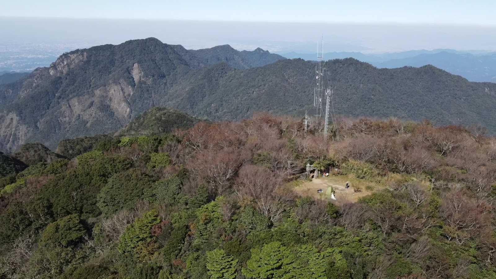空拍李崠山山頭古堡遺跡與通訊鐵塔