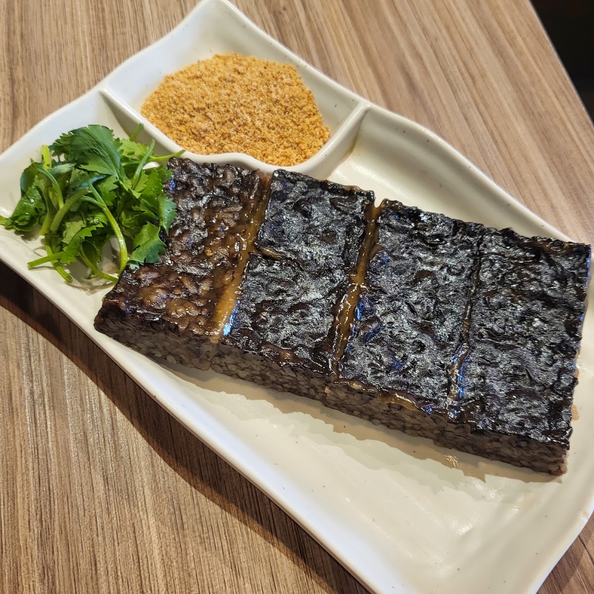 阿城鵝肉招牌米血糕料理，切片沾醬佐香菜