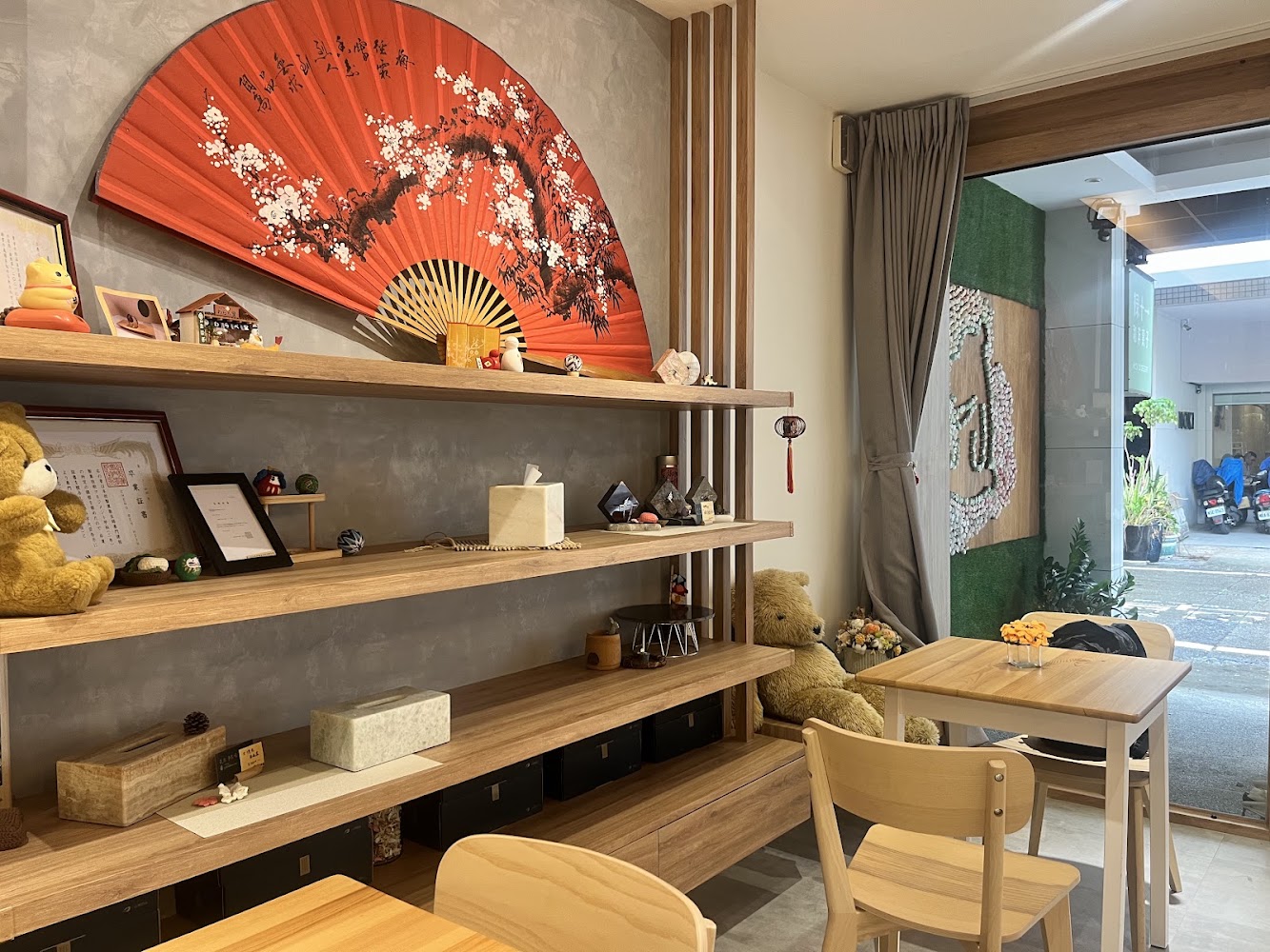 綠11 和洋菓子紅色扇子與店內擺設
