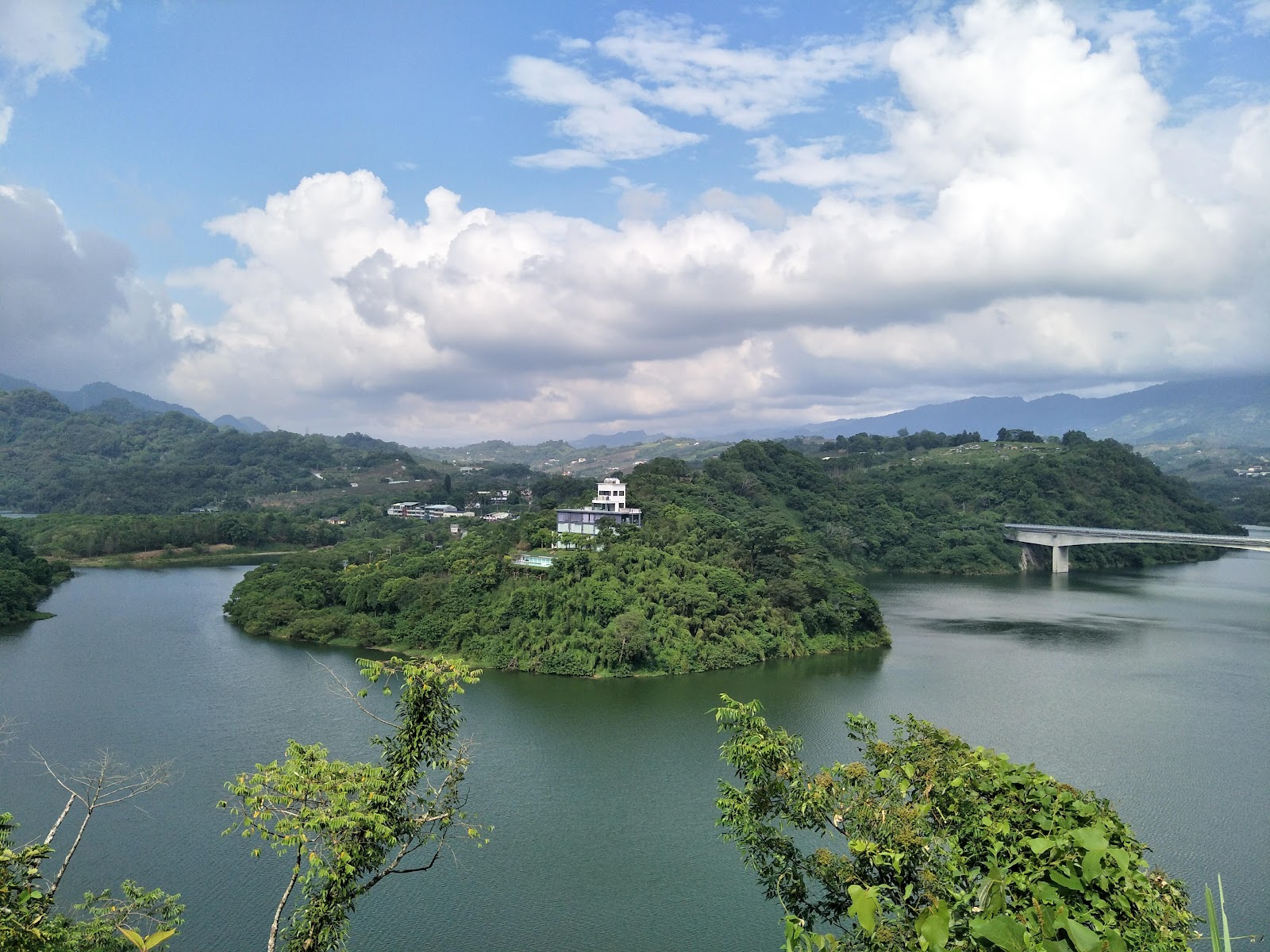 鯉魚潭水庫空拍景觀，翠綠半島與跨湖大橋