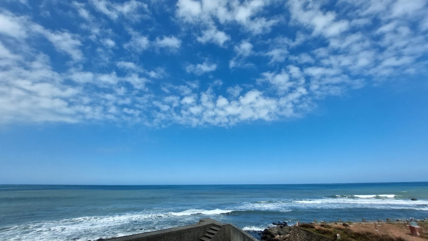 靠北叢山曉外海景與藍天白雲