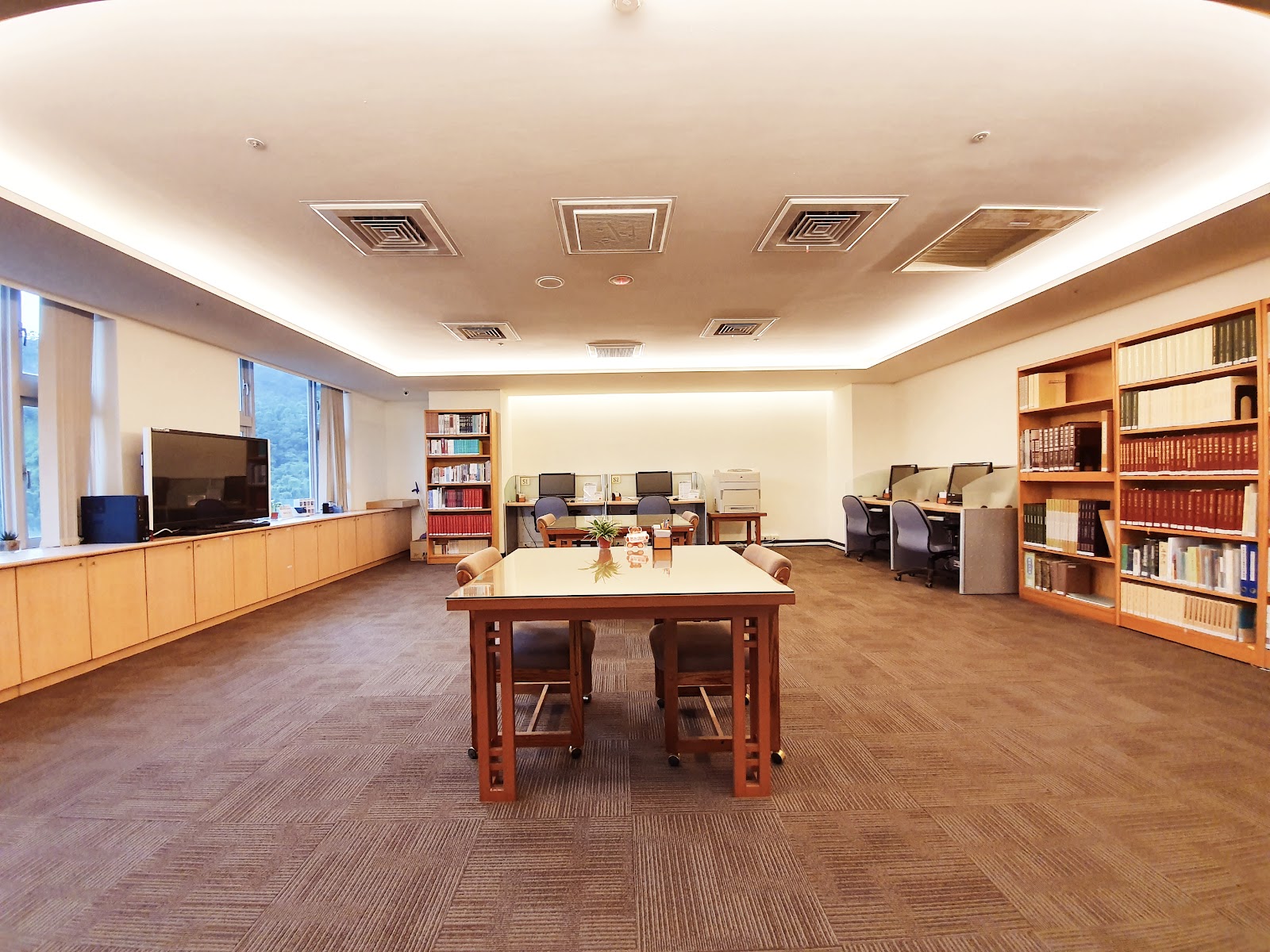 圖書室內景書架與閱覽桌椅