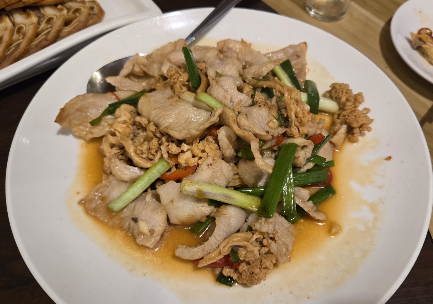炒肉片搭配韭菜金針菇與紅辣椒