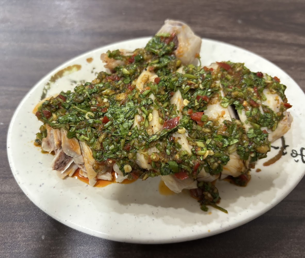 白切雞淋上香菜辣椒醬料