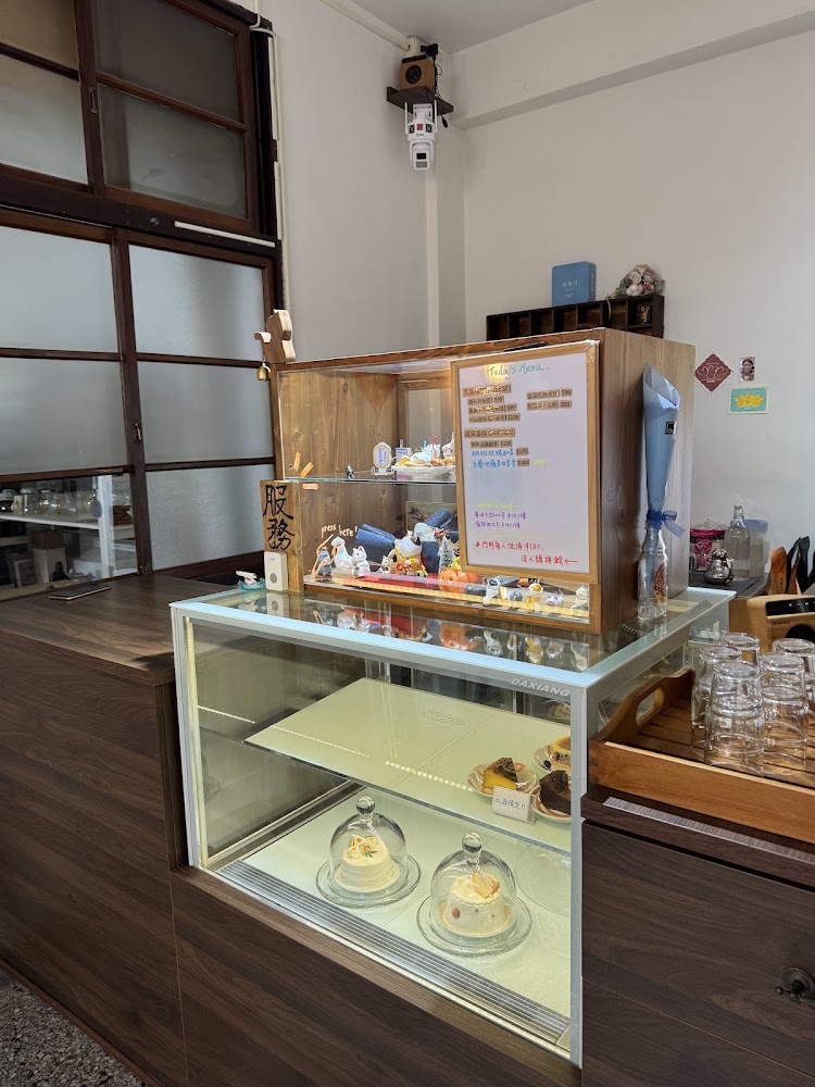 咖啡廳櫃台與甜點展示櫃