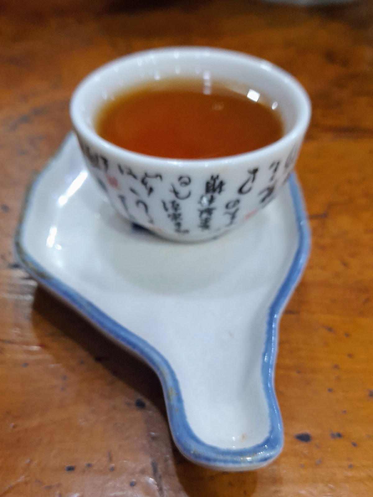 琥珀色紅玉紅茶盛在小瓷杯裡，茶湯清澈透亮
