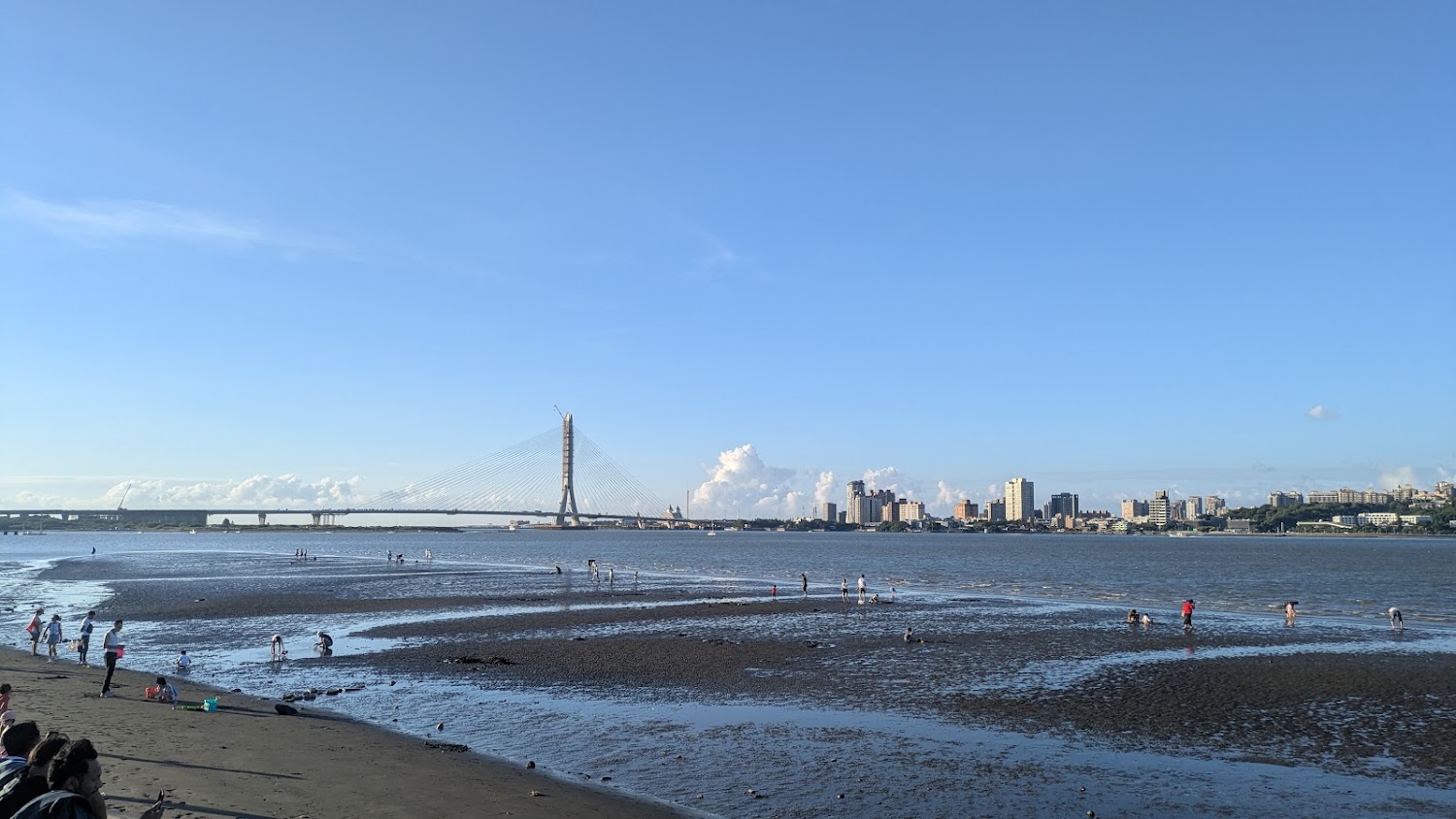 八里渡船頭兒童沙灘河岸戲沙景象