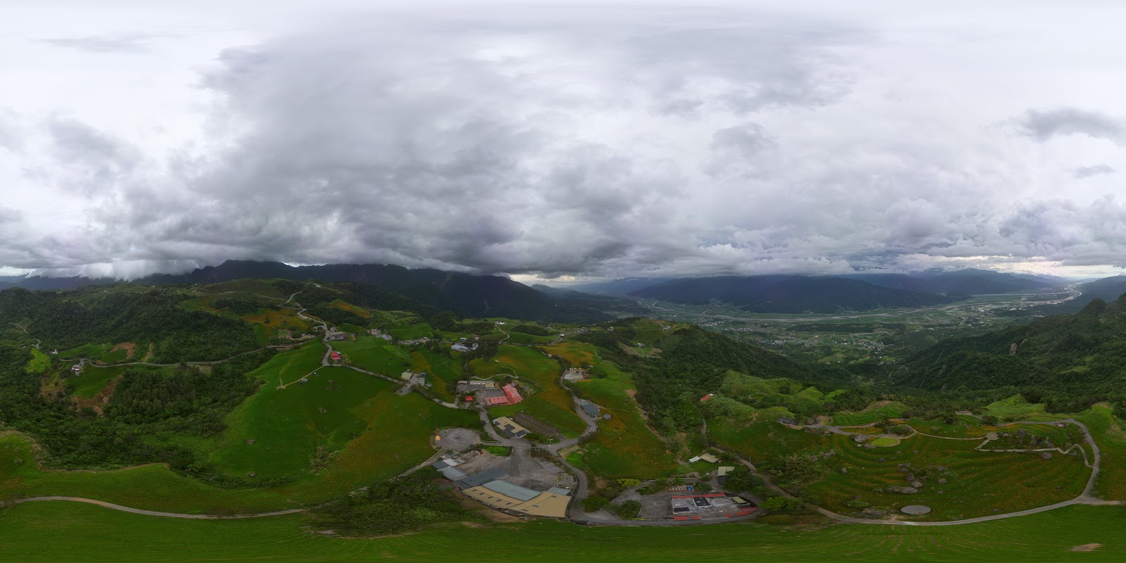六十石山空拍360度全景,花東縱谷壯麗山水,農舍花田點綴山腰