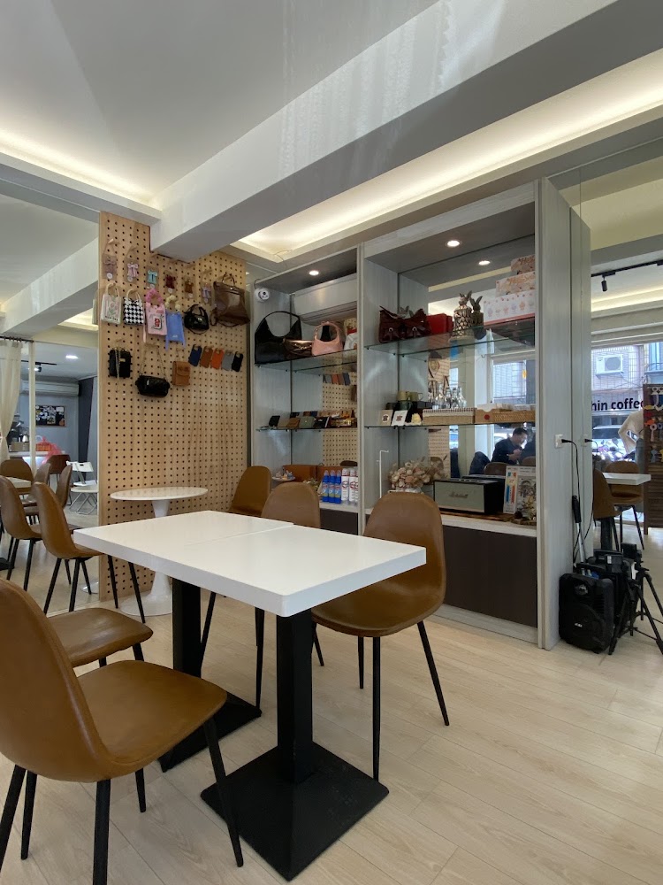 Chin coffee 皮件展示與現代風格內裝