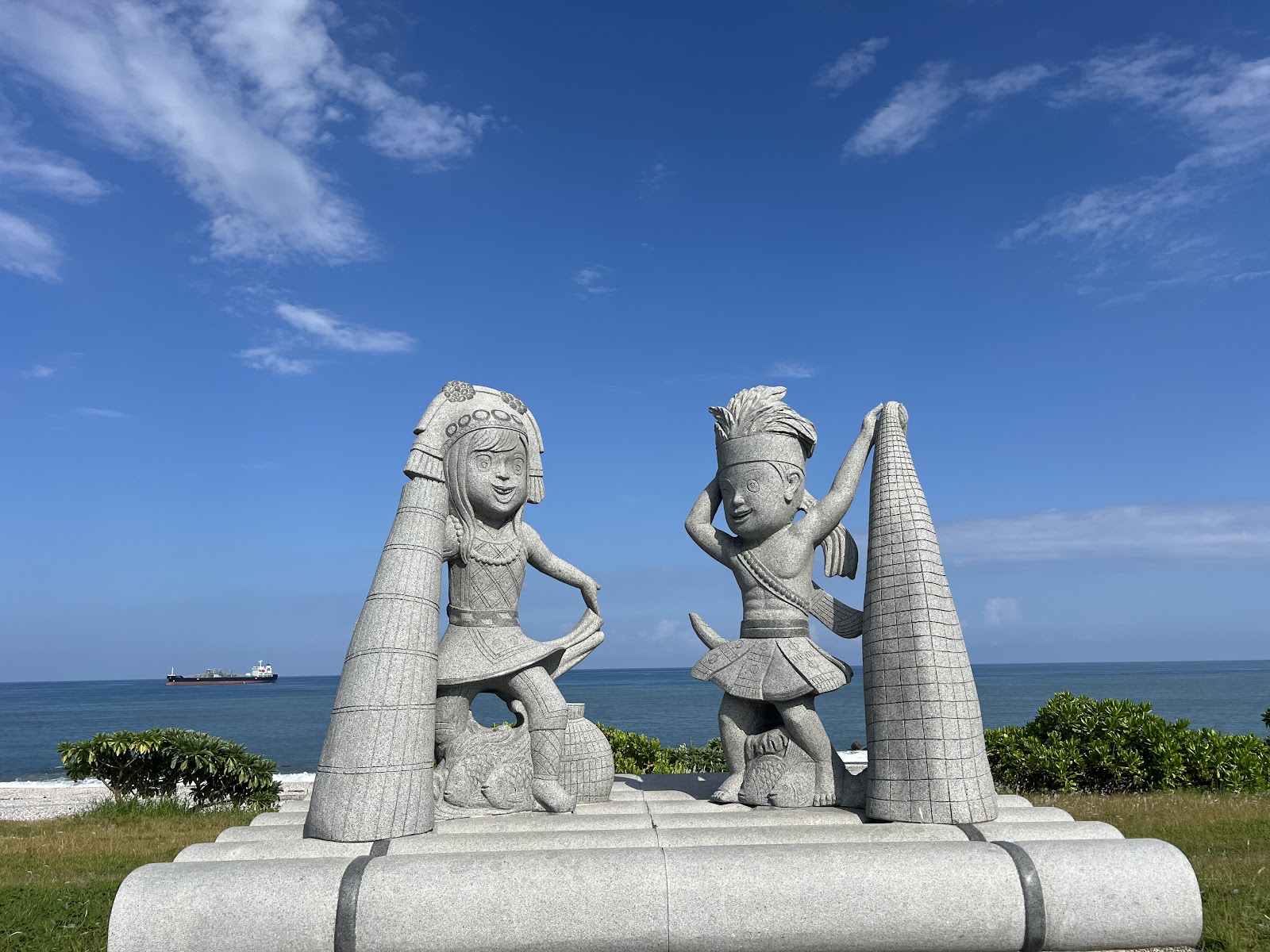 化仁海堤原住民意象石雕與太平洋海景