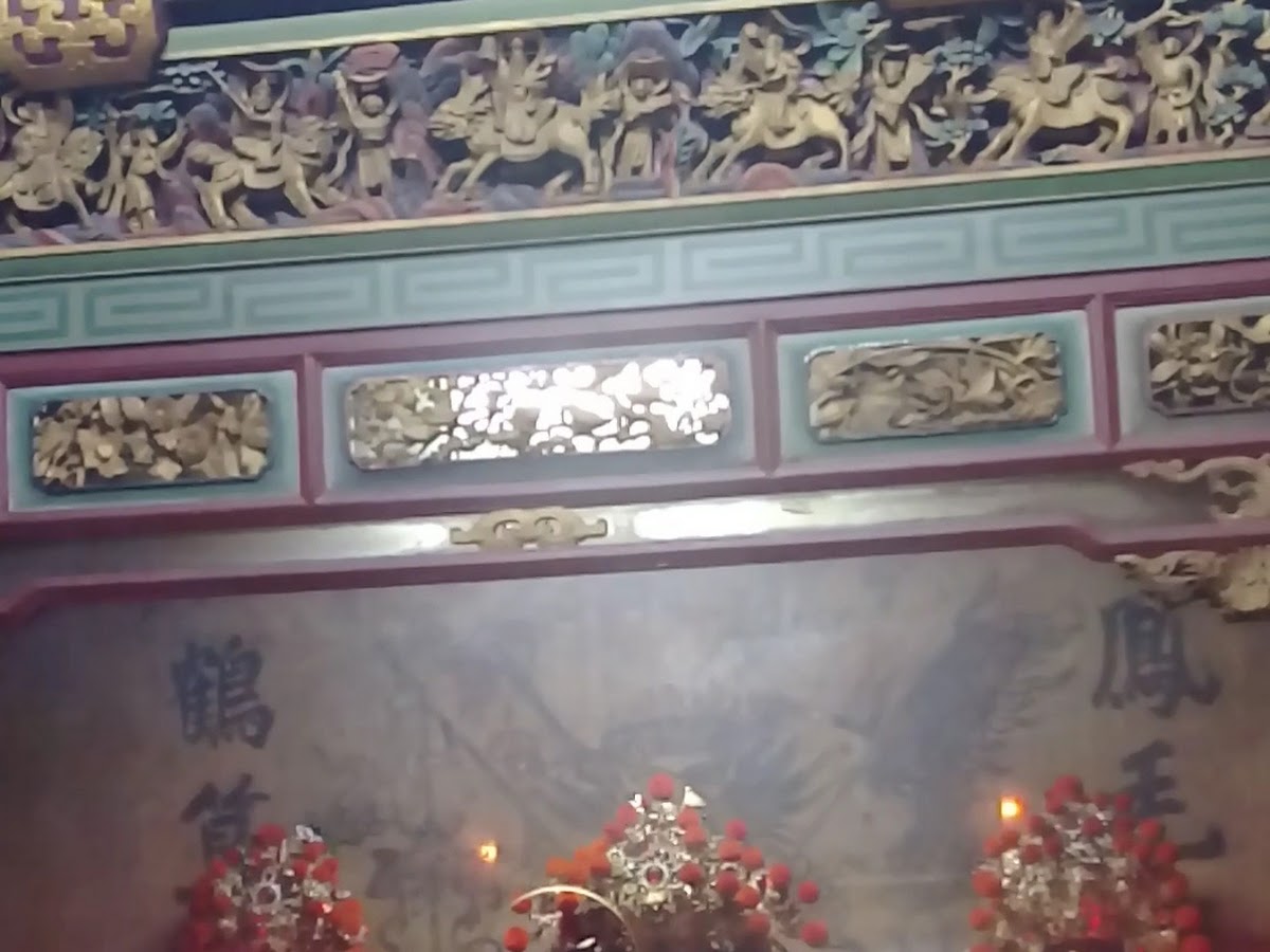 正殿木雕與神龕裝飾特寫