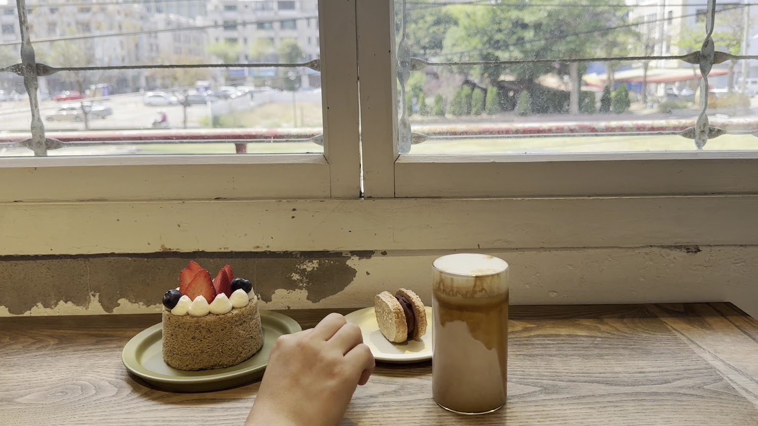 Subi coffee&bakery 窗邊咖啡水果蛋糕與餅乾