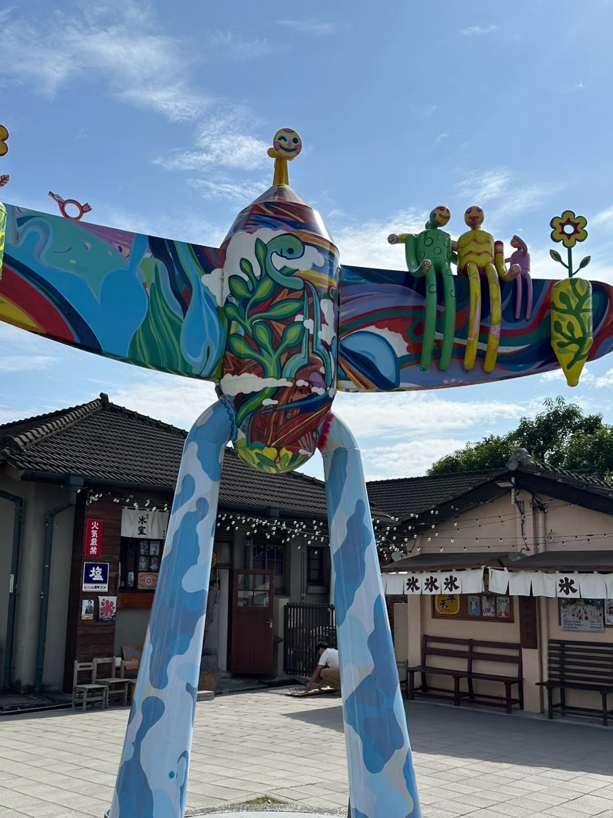 勝利星村園區內彩繪鳥造型裝置藝術,站立於廣場中央