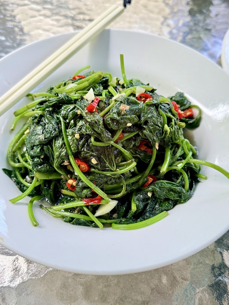 常青廬炒空心菜搭配蒜末與辣椒