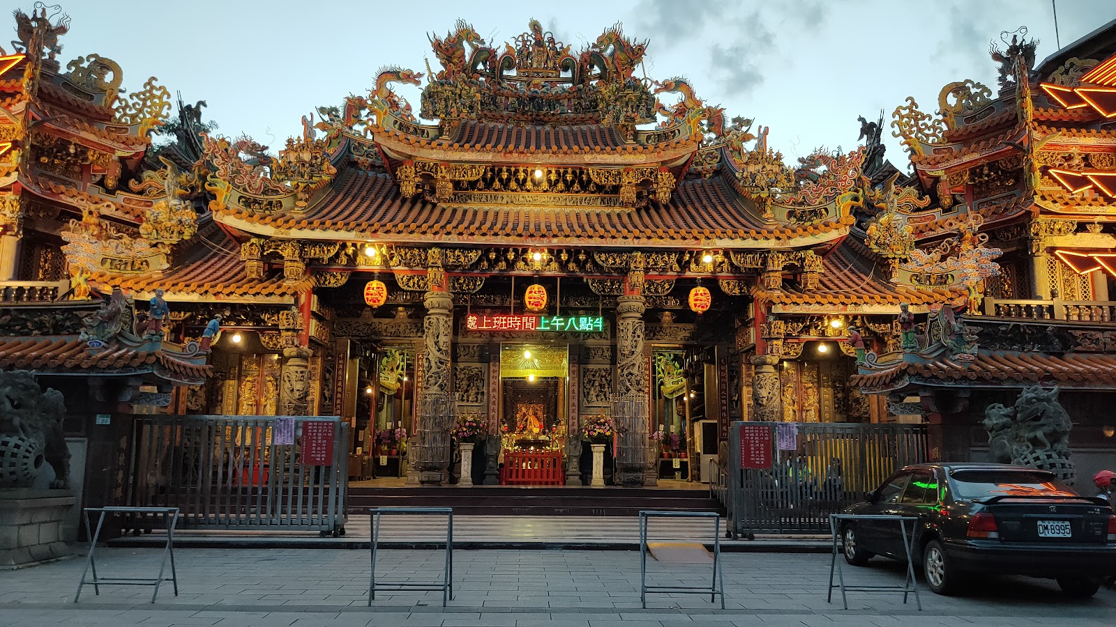 新莊地藏庵黃昏夜燈,金色廟飾點亮,新莊景點推薦