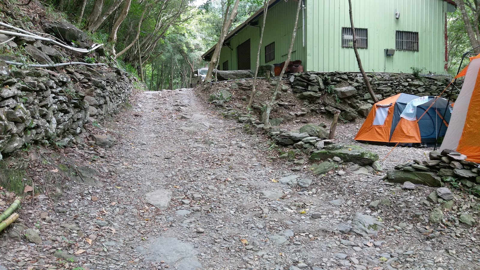 紅香露營區碎石步道與帳篷