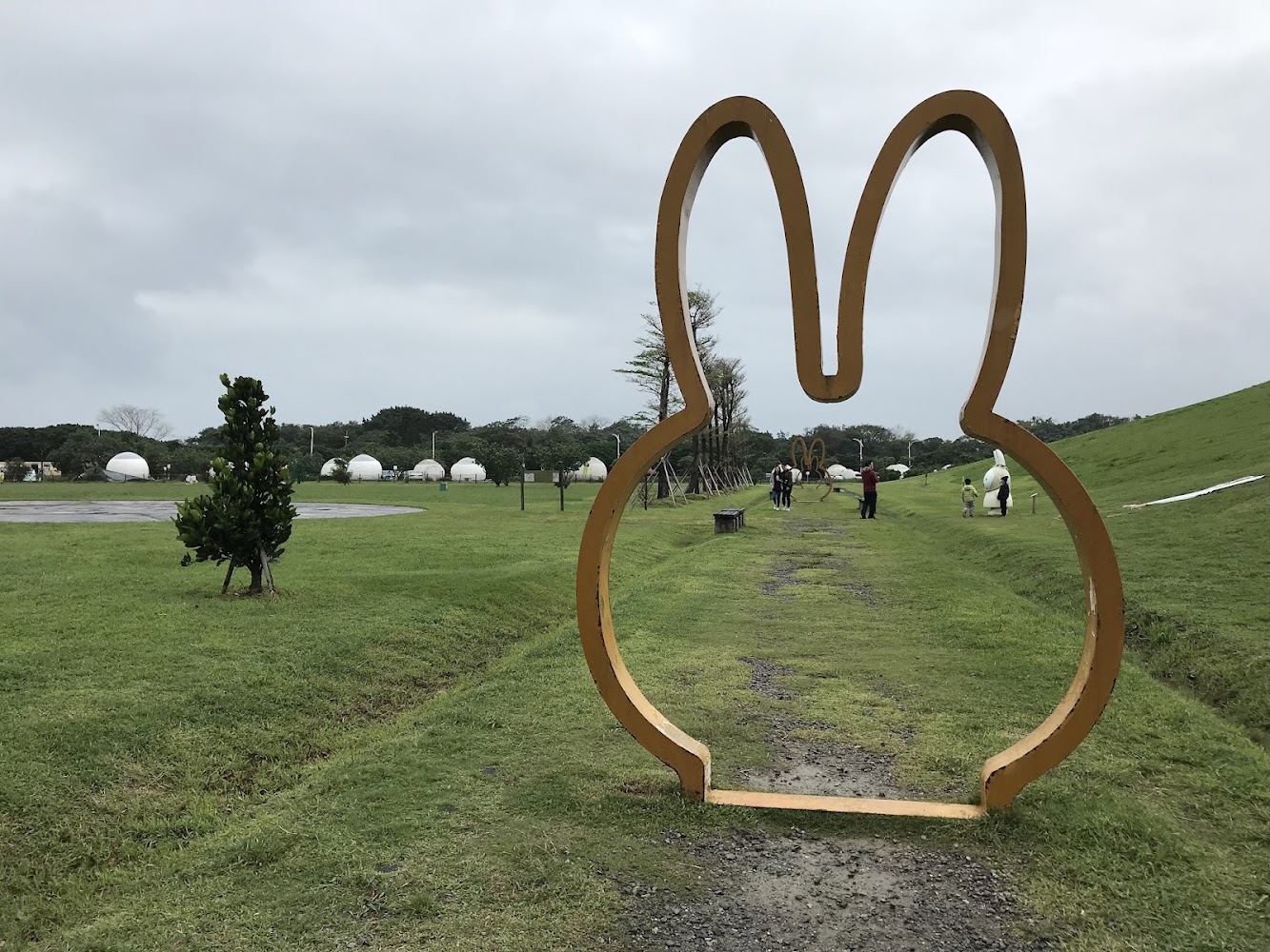 十三行文化公園大片草地與兔子裝置藝術