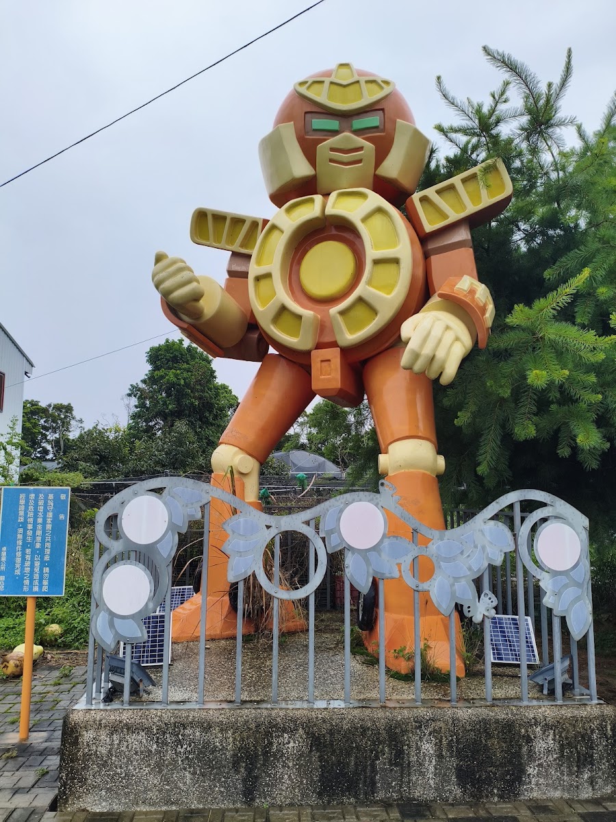 卓蘭柑橘金剛橘紅配色機器人雕像胸前圓形黃橘圖騰
