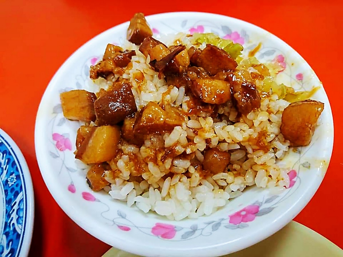 隆田米糕招牌米糕淋肉燥，南部古早味小吃