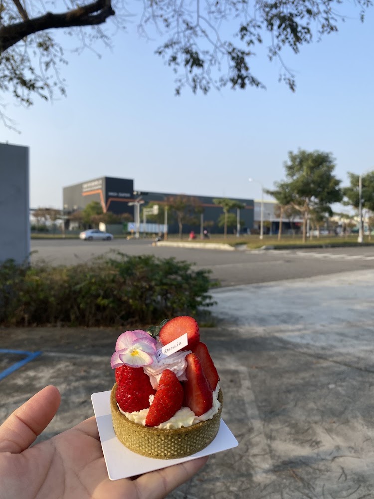 手拿草莓甜點