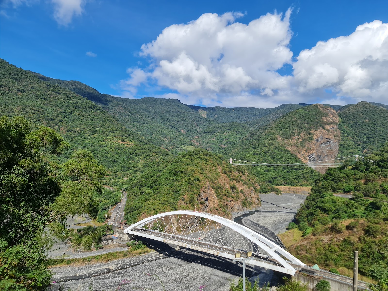 鳥瞰多納拱橋礫石河床壯觀全景