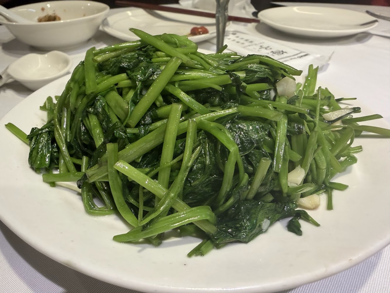 一盤炒空心菜,配有蒜片