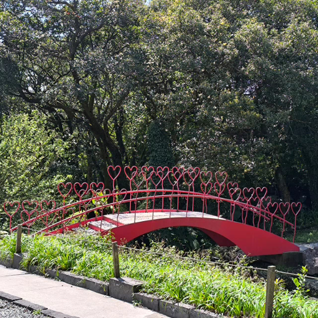 愛心欄杆小拱橋與溪流
