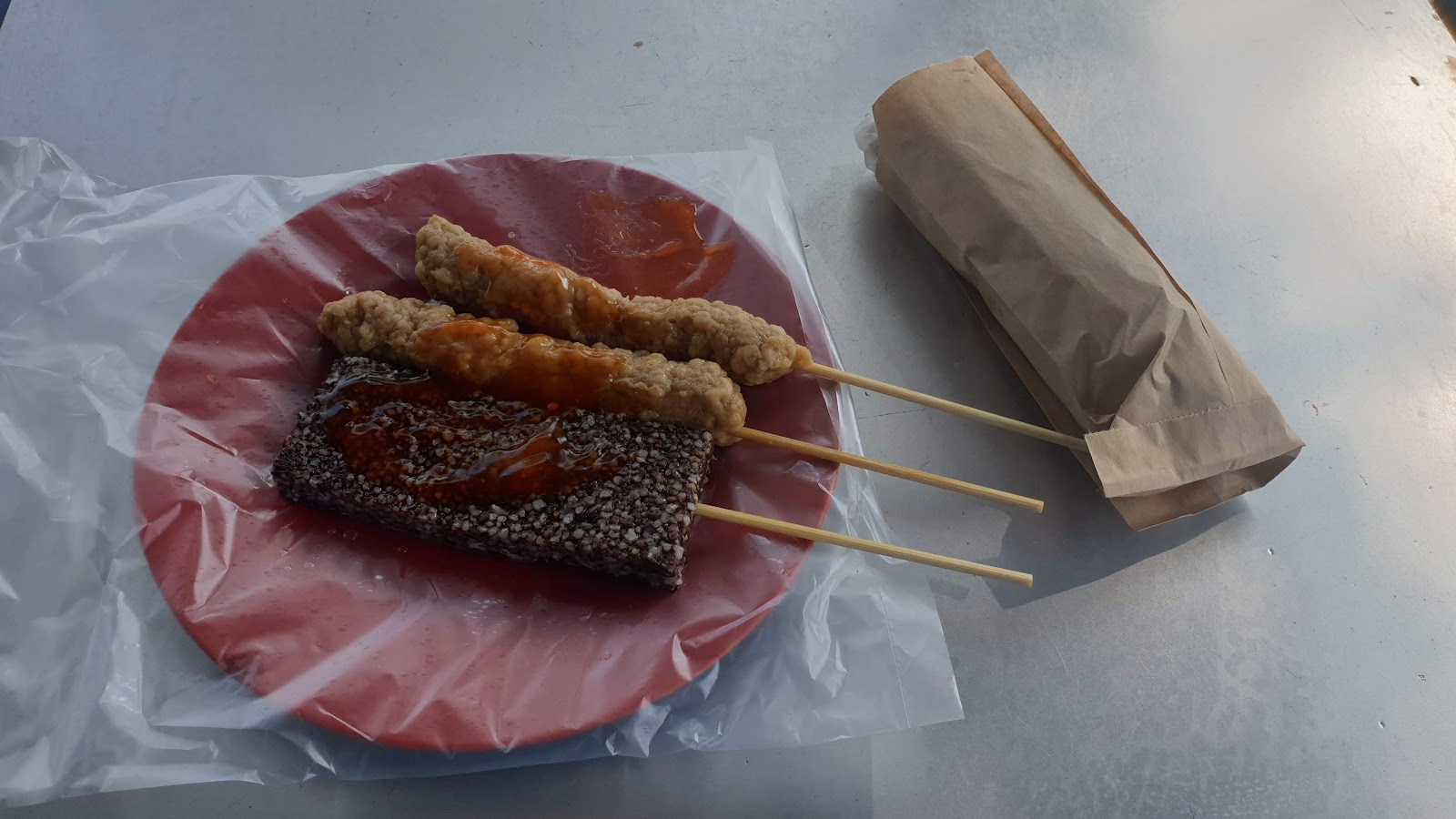 黑輪伯烤大腸包小腸與貢丸串裝盤