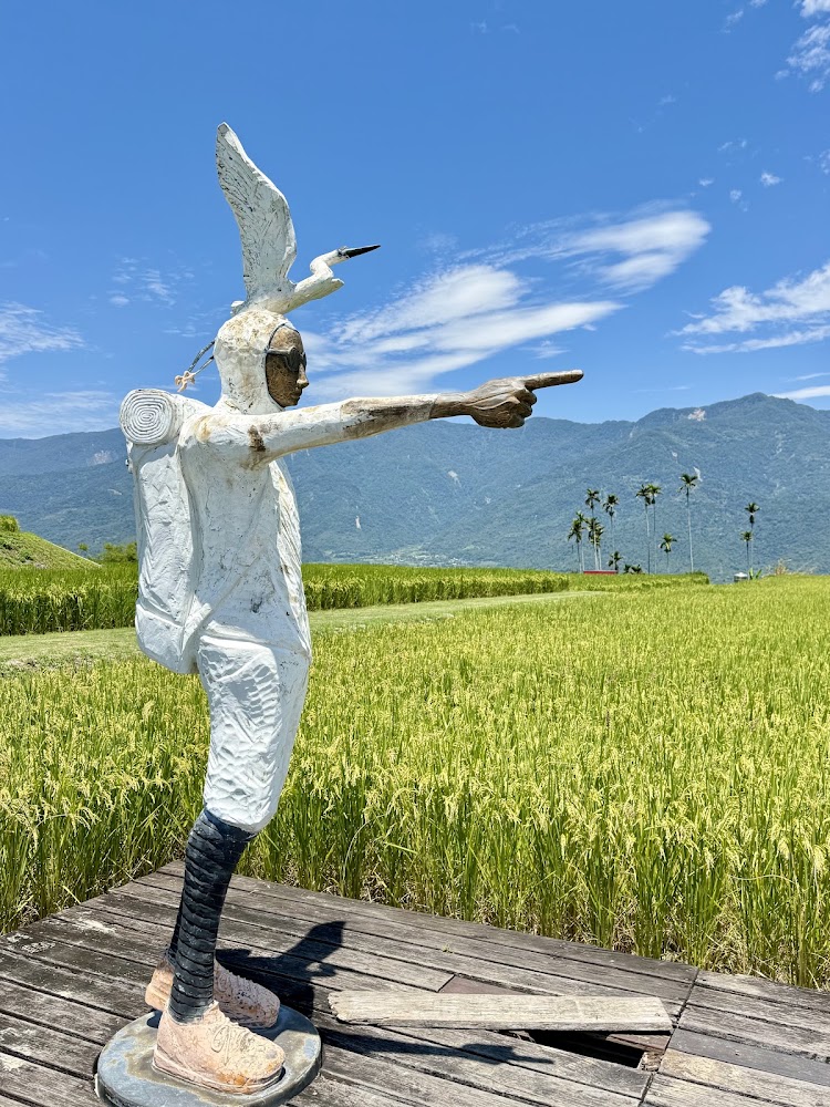 永恆的旅者雕塑與金黃稻田