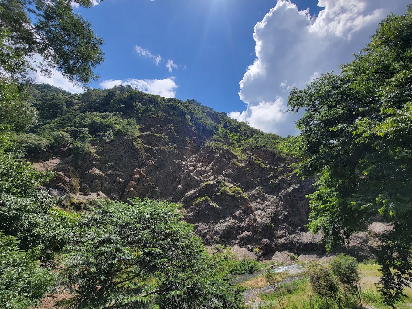山谷地形與綠樹藍天景色