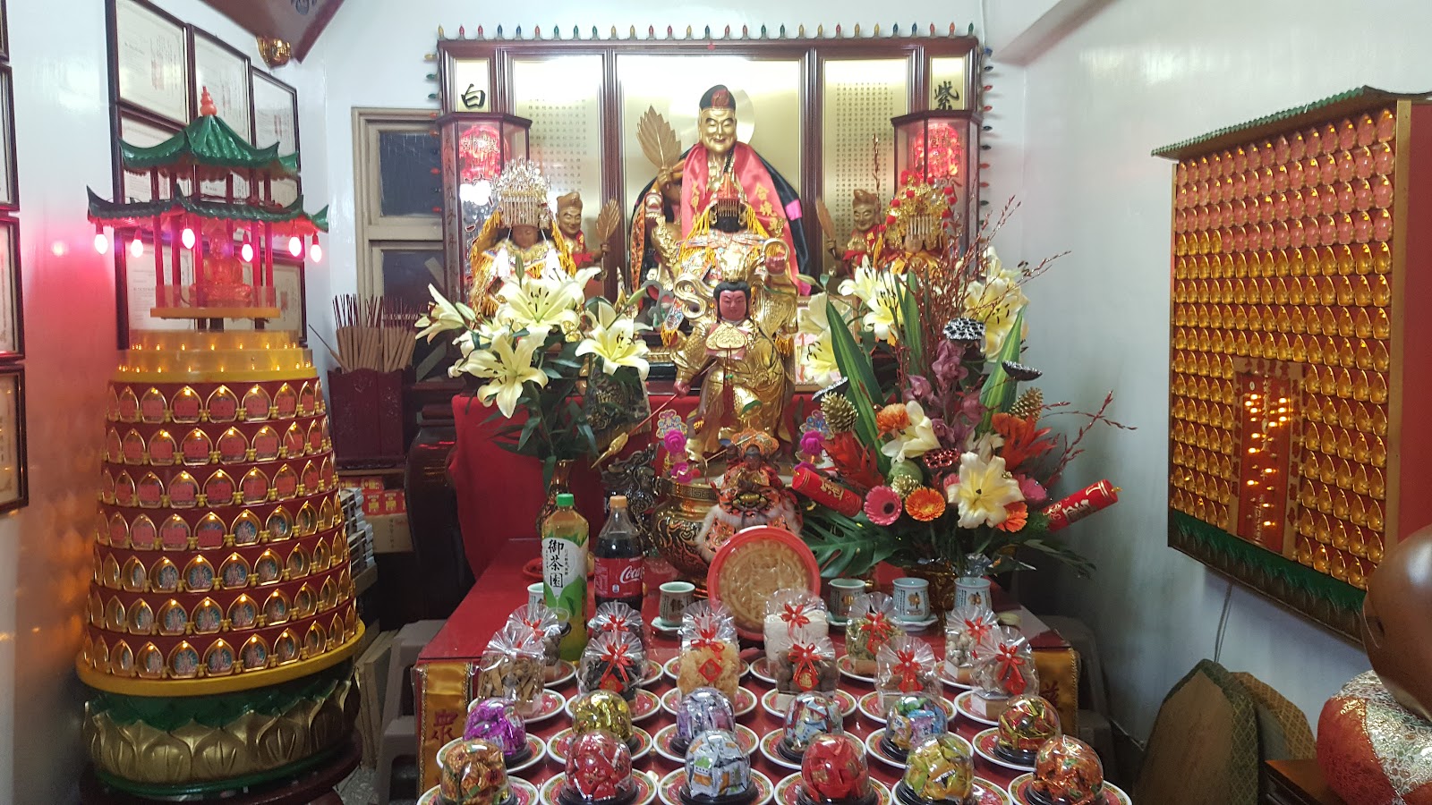 地藏庵內殿神龕,地藏王菩薩金身與鮮花供品,台灣廟宇文化