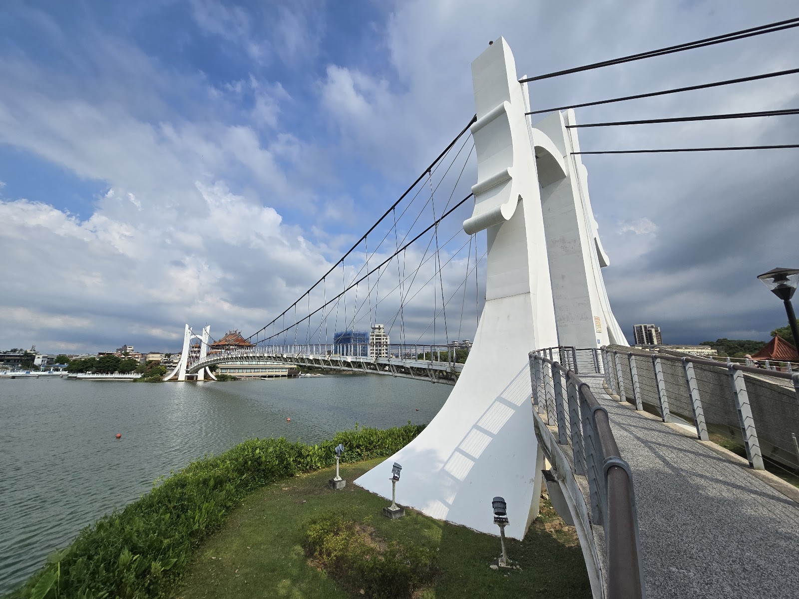 龍潭大池環湖吊橋白色橋塔