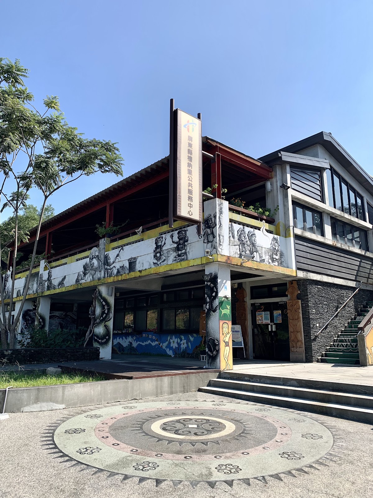 禮納里部落藝術工作室門前的圖騰立柱與彩繪牆面，排灣族魯凱族藝術風格