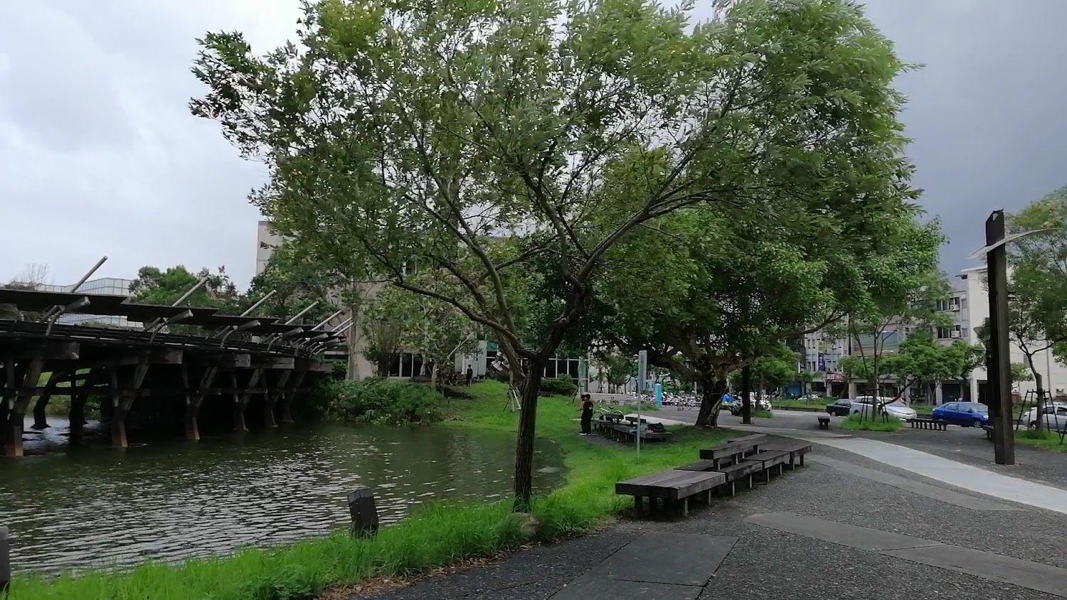 羅東文化工場池塘與木橋景觀