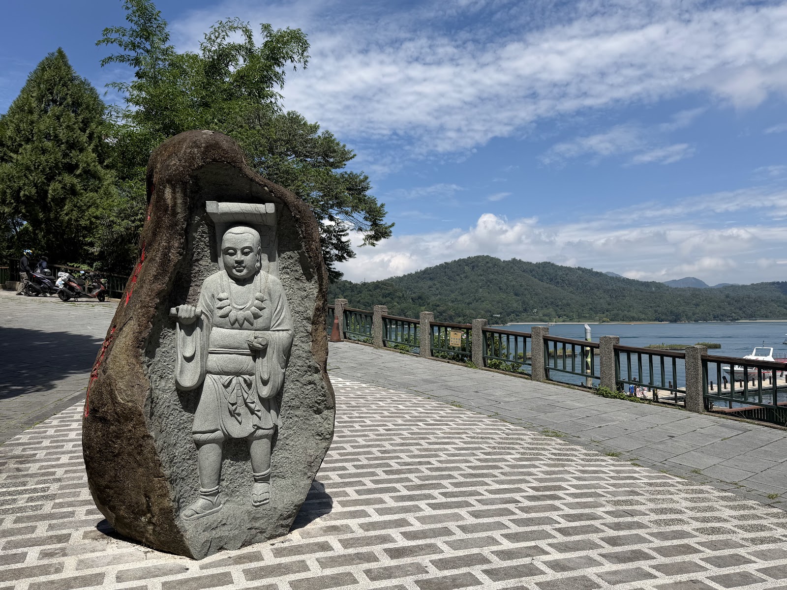 玄光碼頭觀景台步道旁石雕像